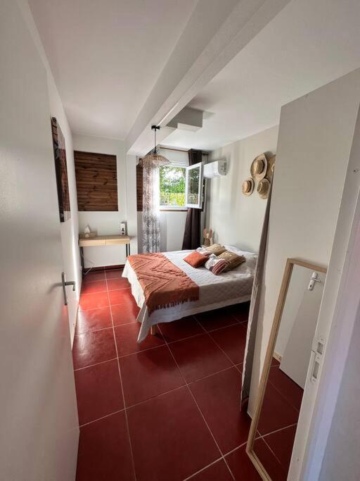 Postel nebo postele na pokoji v ubytování APPARTEMENT T3 "TI CAZE" Villa Bel Kay Nou