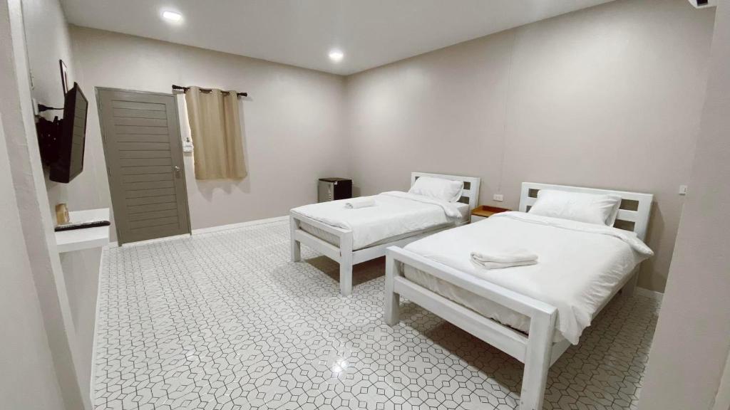 Postel nebo postele na pokoji v ubytování Juni House Chumphon