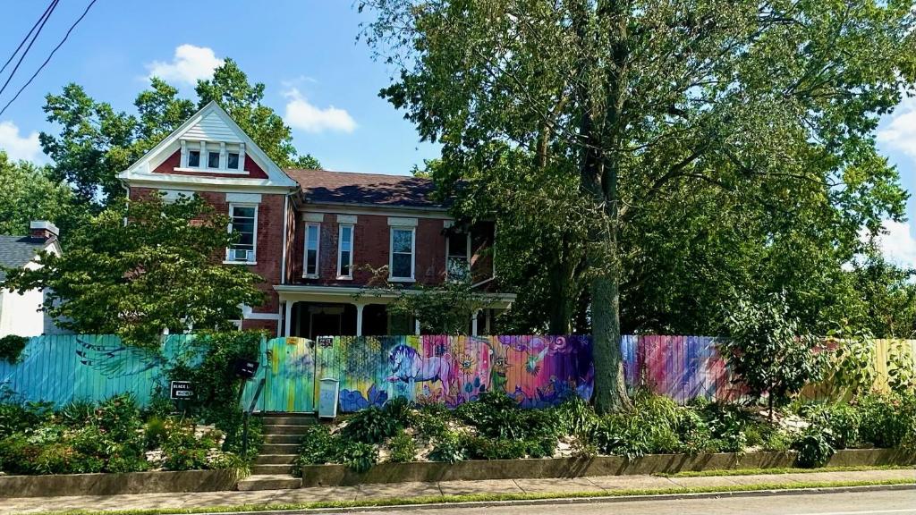 uma casa com uma cerca colorida em frente em Quiet, gated oasis near downtown Lexington em Lexington