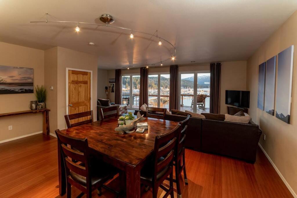 ein Wohnzimmer mit einem Tisch und einem Sofa in der Unterkunft Family Getaway in Juneau Unforgettable Ocean Views in Mendenhaven