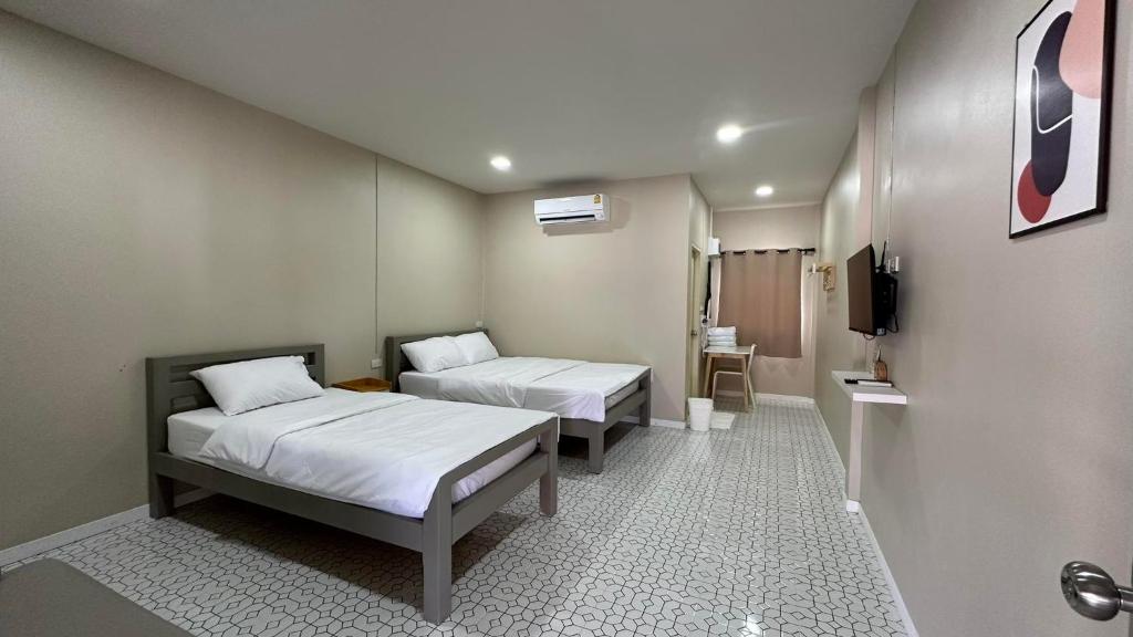 Postel nebo postele na pokoji v ubytování Juni House Chumphon