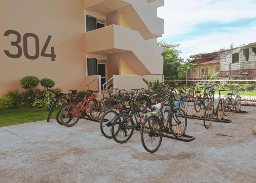 Ein Haufen Fahrräder, die vor einem Gebäude geparkt sind. in der Unterkunft Saekyung village one phase 3 in Suba