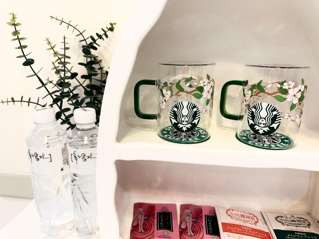 拾月頭城無邊際泳池溫泉房的咖啡和沏茶工具