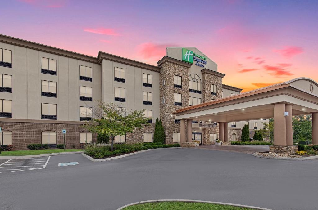 Holiday Inn Express and Suites  Cleveland Northwest