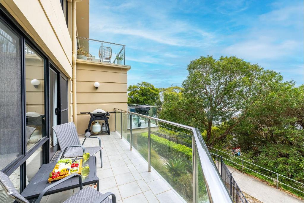 Balkón nebo terasa v ubytování Paradiso, 4,4 Laman St - Unit with aircon, wi-fi, pool and in the heart of town, water views