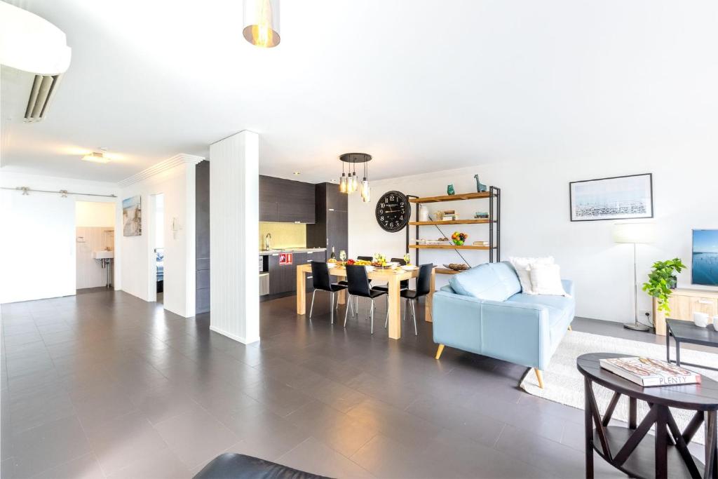 Posezení v ubytování Paradiso, 4,4 Laman St - Unit with aircon, wi-fi, pool and in the heart of town, water views