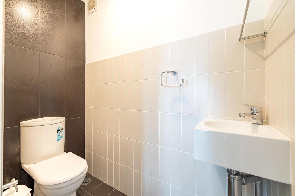 Koupelna v ubytování Paradiso, 4,4 Laman St - Unit with aircon, wi-fi, pool and in the heart of town, water views