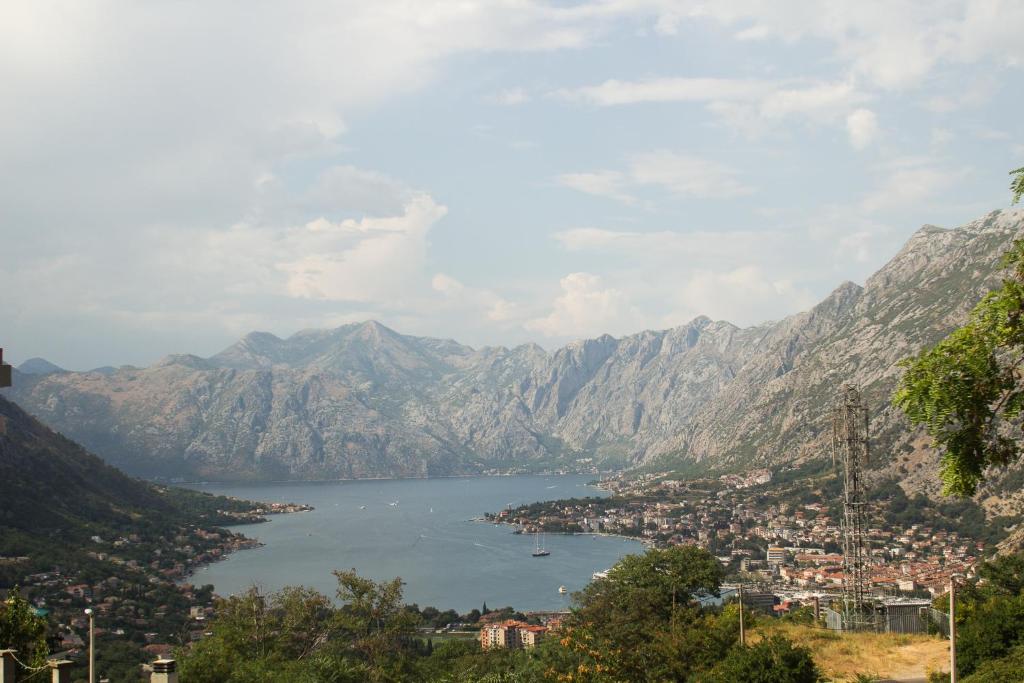 Genel bir dağ manzarası veya daireden çekilmiş bir dağ manzarası