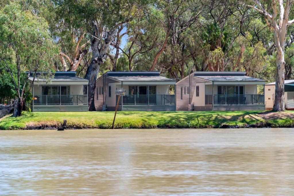 uma casa nas margens de um rio em Riverbend Caravan Park Renmark em Renmark