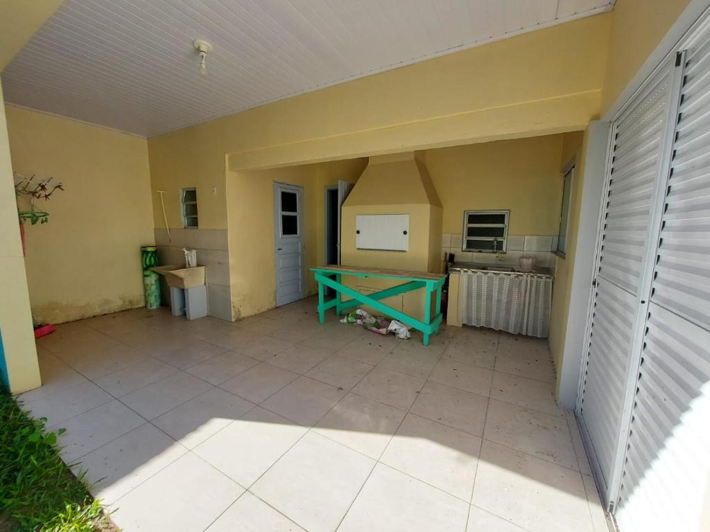 an empty patio with a table in a room at Cheiro de mar in Imbé