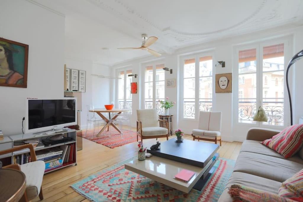 un salon avec un canapé et une table dans l'établissement Amazing flat Jardin du Luxembourg, à Paris