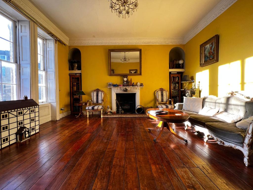 Central Bath, 18th Century Georgian Rooms - Housity