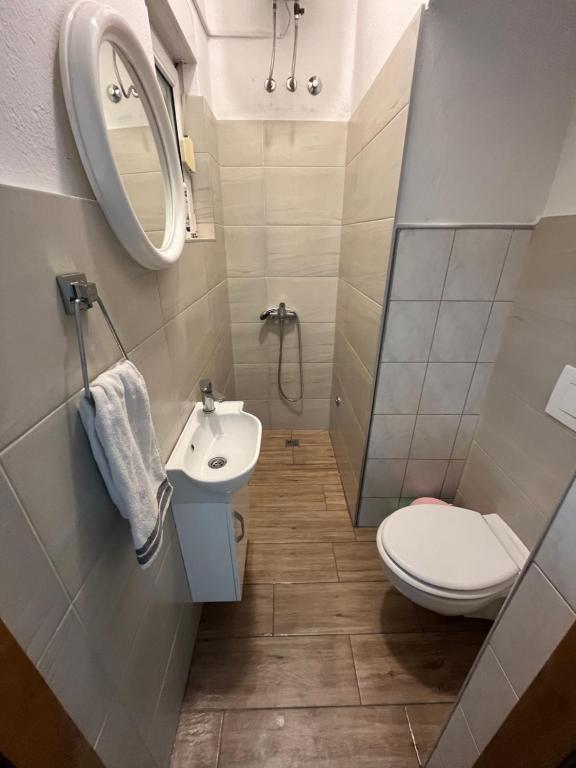 La petite salle de bains est pourvue de toilettes et d'un lavabo. dans l'établissement Capital apartments - CITY CENTRE, à Mostar