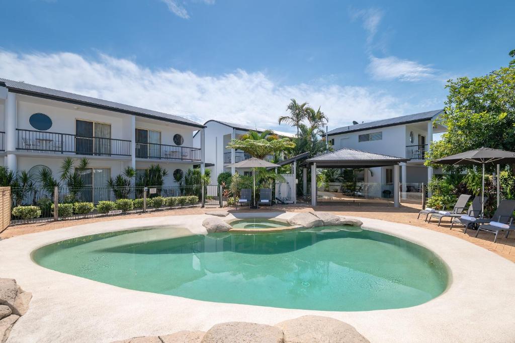 una gran piscina en medio de un edificio en Anchor Motel Noosa en Noosaville