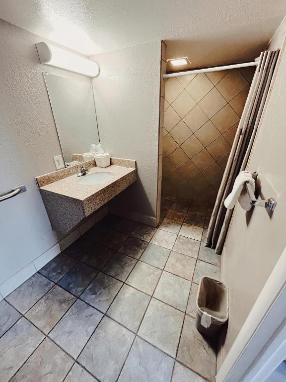 Motel 6-Holbrook, AZ - 大号房间 - 残疾人进入 - 淋浴