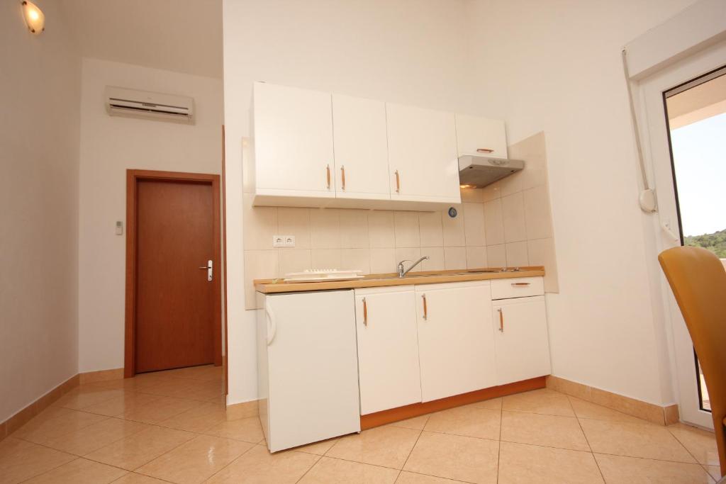 Kuchnia lub aneks kuchenny w obiekcie Apartments by the sea Pasman - 8215