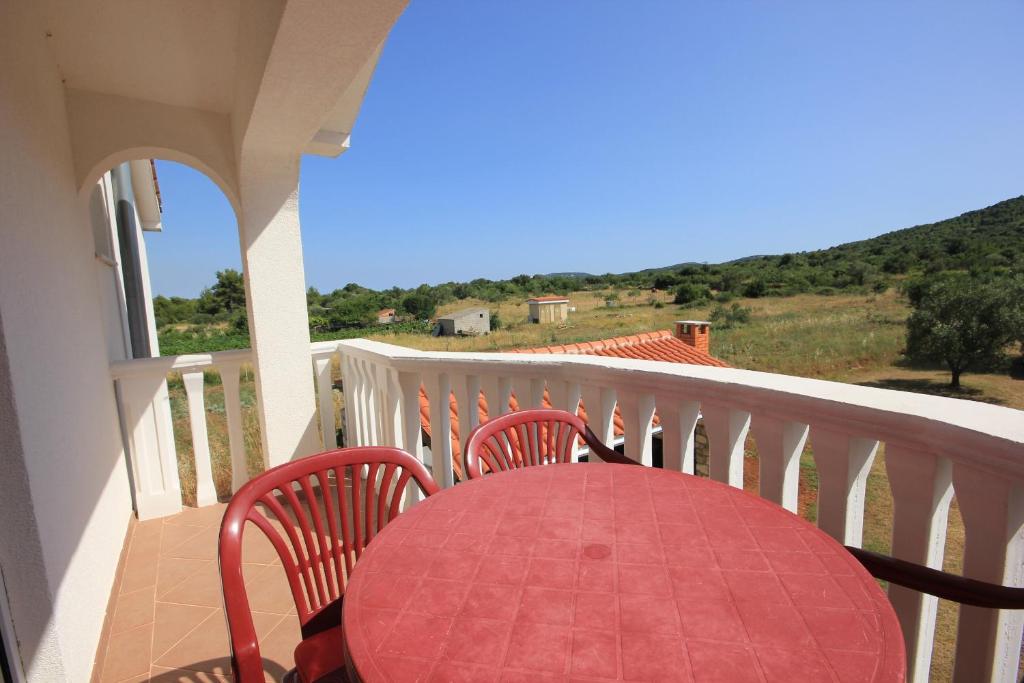 Balkon lub taras w obiekcie Apartments by the sea Pasman - 8215