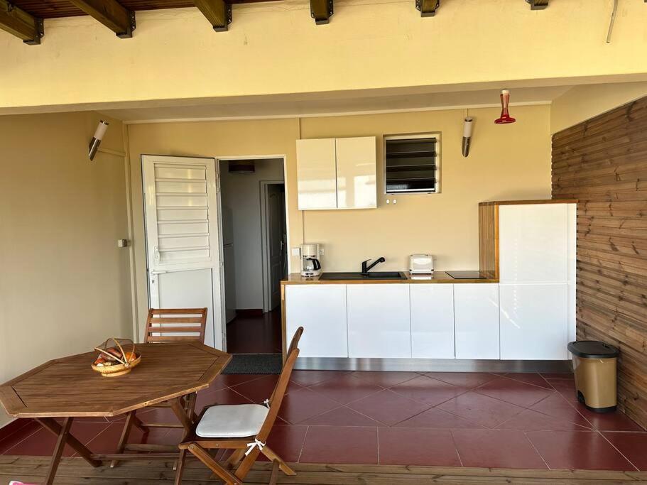 Kuchyň nebo kuchyňský kout v ubytování APPARTEMENT "TI NID" Villa Bel Kay Nou