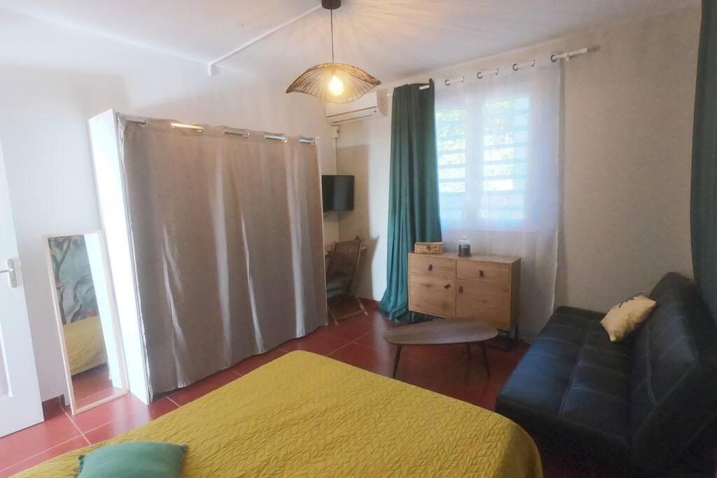 Postel nebo postele na pokoji v ubytování APPARTEMENT "TI NID" Villa Bel Kay Nou