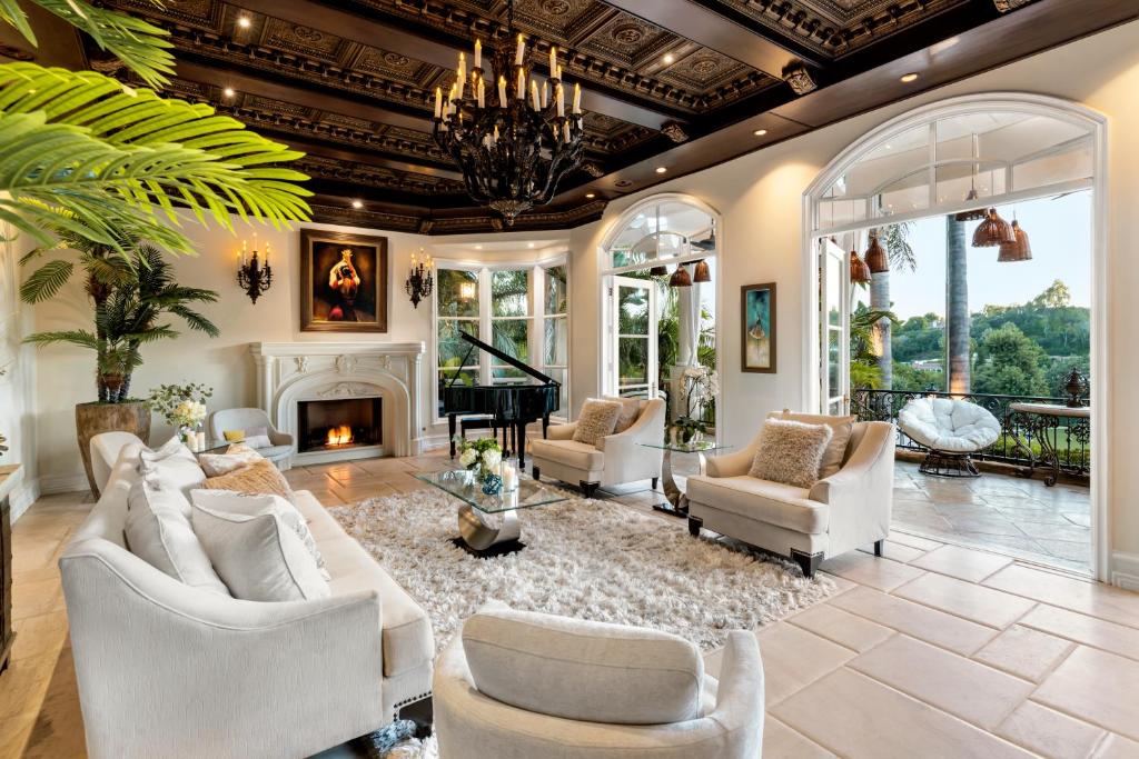 uma sala de estar com mobiliário branco e uma lareira em BEL AIR LUXURY VILLA 6 bed rooms em Los Angeles