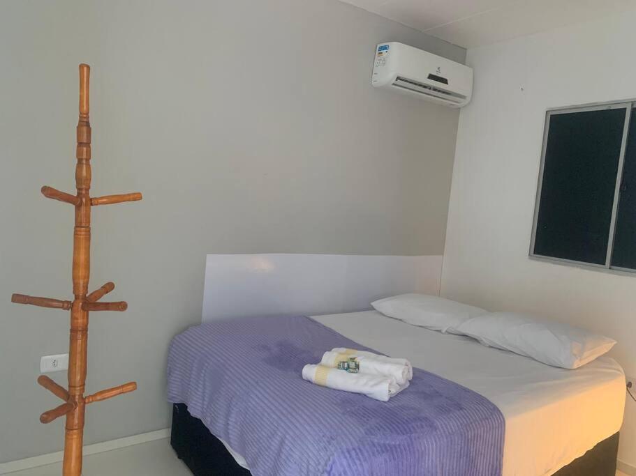 een slaapkamer met een bed met een handdoek erop bij Centro de convenções próx in Recife
