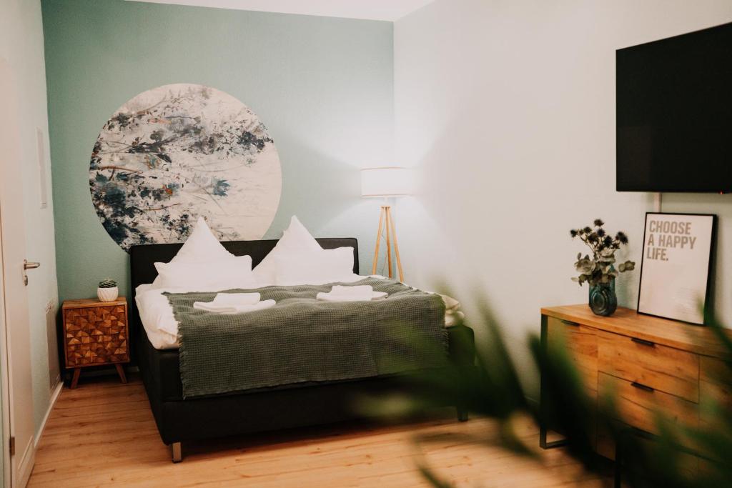 ein Schlafzimmer mit einem Bett mit weißen Kissen in der Unterkunft Schicke Ferienwohnung mit direkter Innenstadtlage in Bingen am Rhein
