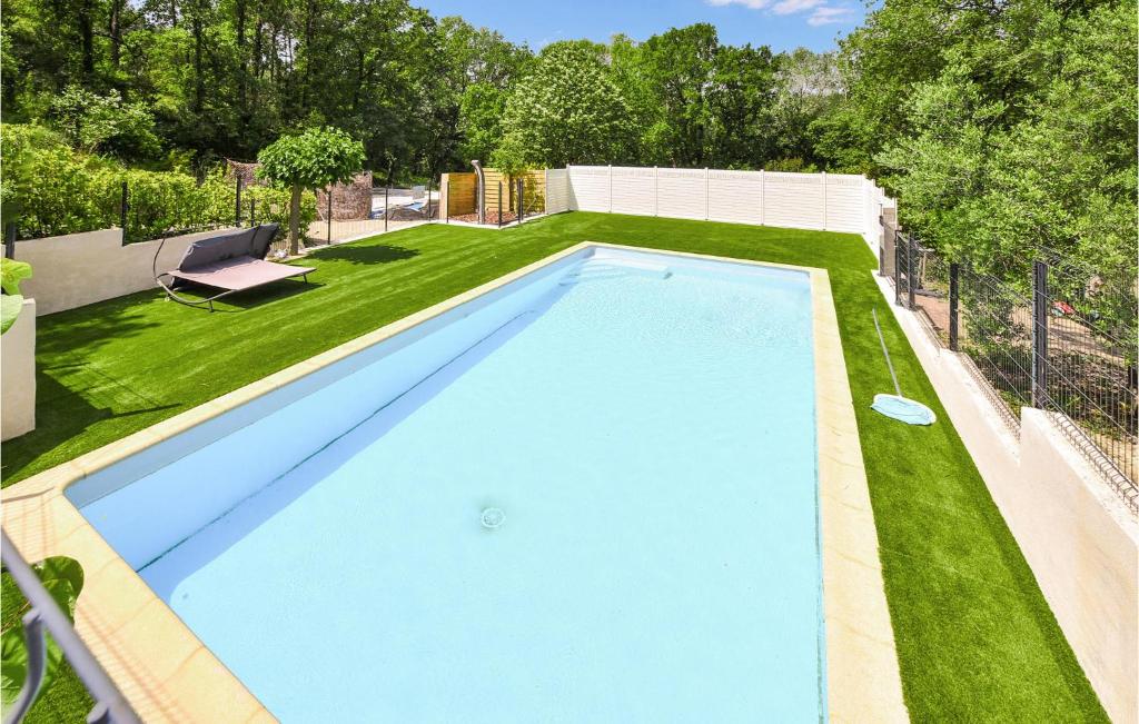 una piscina en un patio con césped en Cozy Home In St Paul Trois Chateaux With Outdoor Swimming Pool, en Saint-Paul-Trois-Châteaux