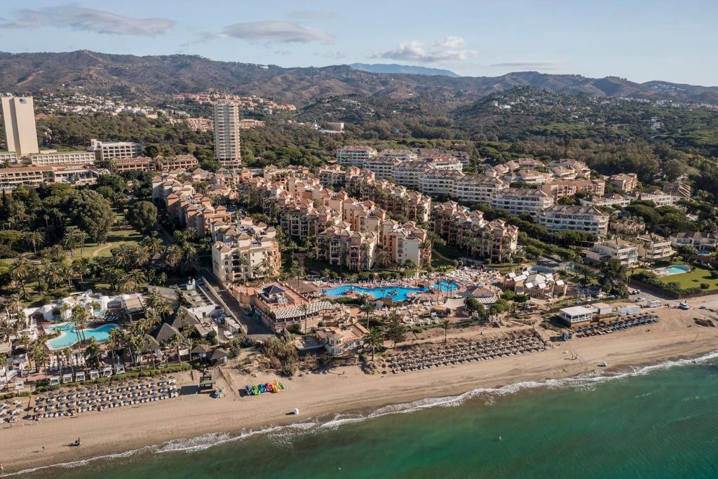 una vista aerea di un resort sulla spiaggia di Marriott's Marbella Beach Resort a Marbella