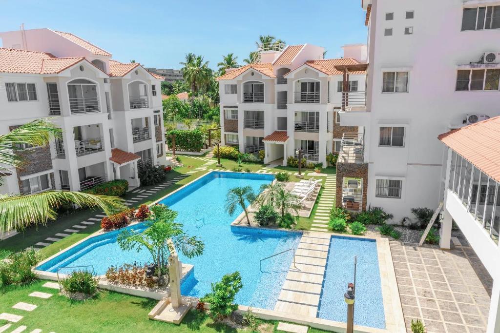 - une vue aérienne sur la cour d'un immeuble avec piscine dans l'établissement Corte Sea A302, Luxury Penthouse, à Punta Cana
