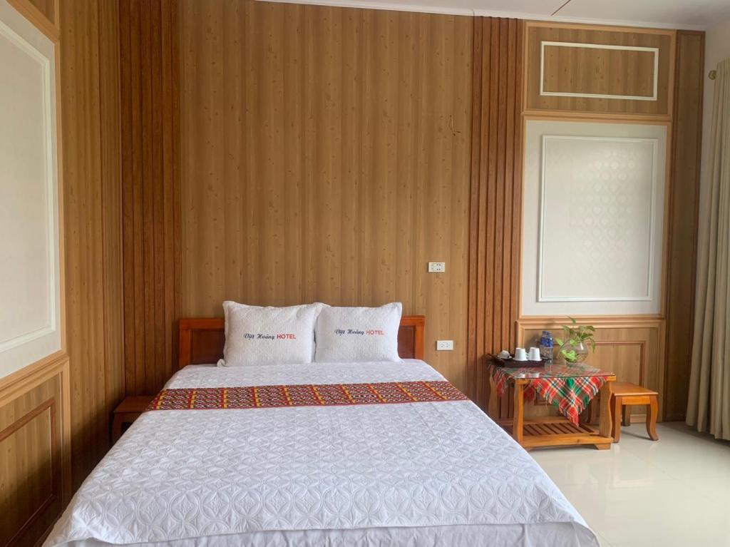 a bedroom with a large bed with two pillows at Khách sạn Việt Hoàng in Bảo Lạc