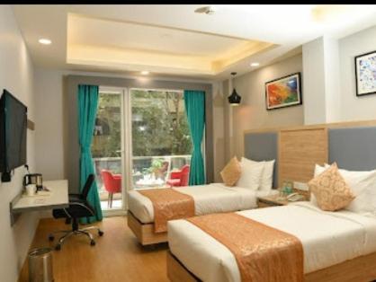 Postel nebo postele na pokoji v ubytování Inde Hotel Golf Course Extension, Gurgaon