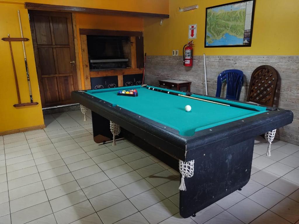 einen Billardtisch mit einem Ball darüber in der Unterkunft Ananda in Ushuaia