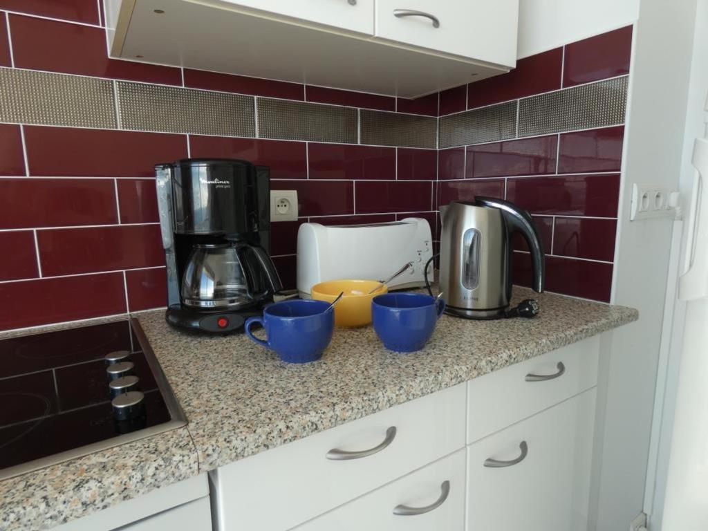Kuchyňa alebo kuchynka v ubytovaní Notre-Dame-de-Monts - Appartement 58m² avec 2 chambres, parking, balcon - 4 personnes - FR-1-540-243