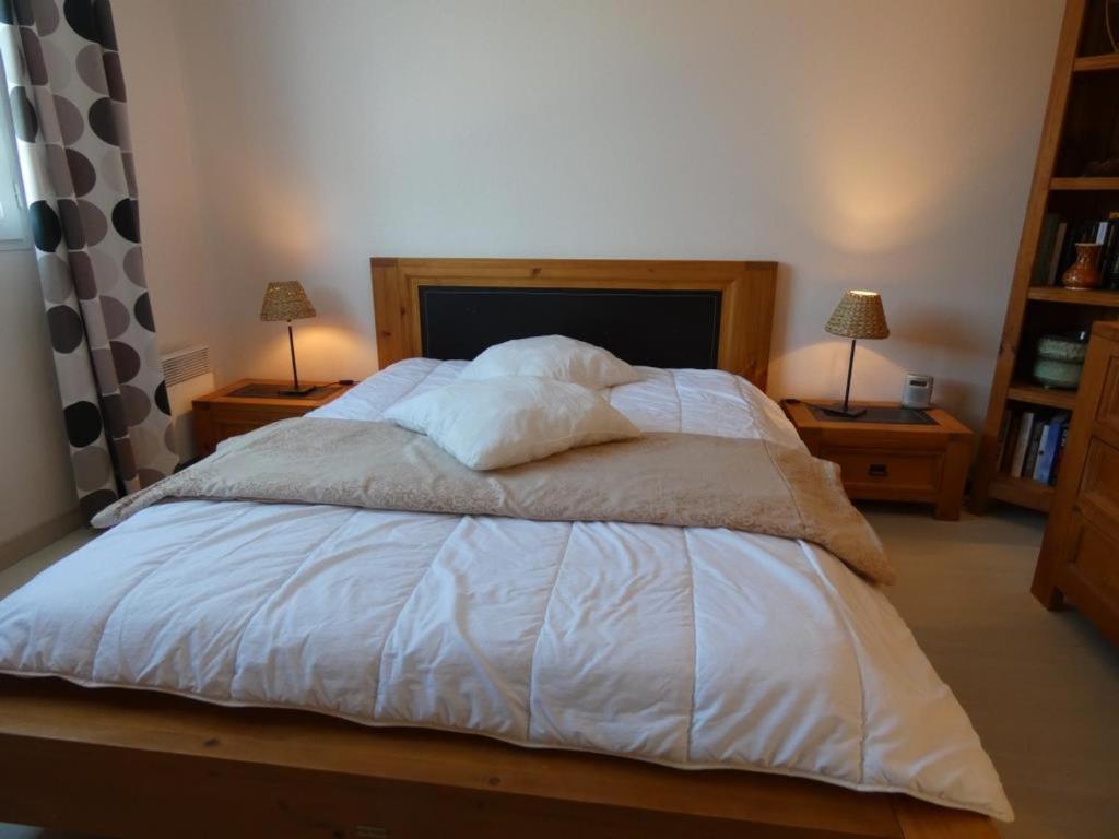 Posteľ alebo postele v izbe v ubytovaní Notre-Dame-de-Monts - Appartement 58m² avec 2 chambres, parking, balcon - 4 personnes - FR-1-540-243