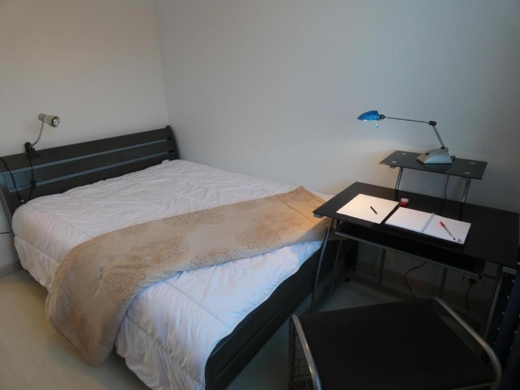 Posteľ alebo postele v izbe v ubytovaní Notre-Dame-de-Monts - Appartement 58m² avec 2 chambres, parking, balcon - 4 personnes - FR-1-540-243
