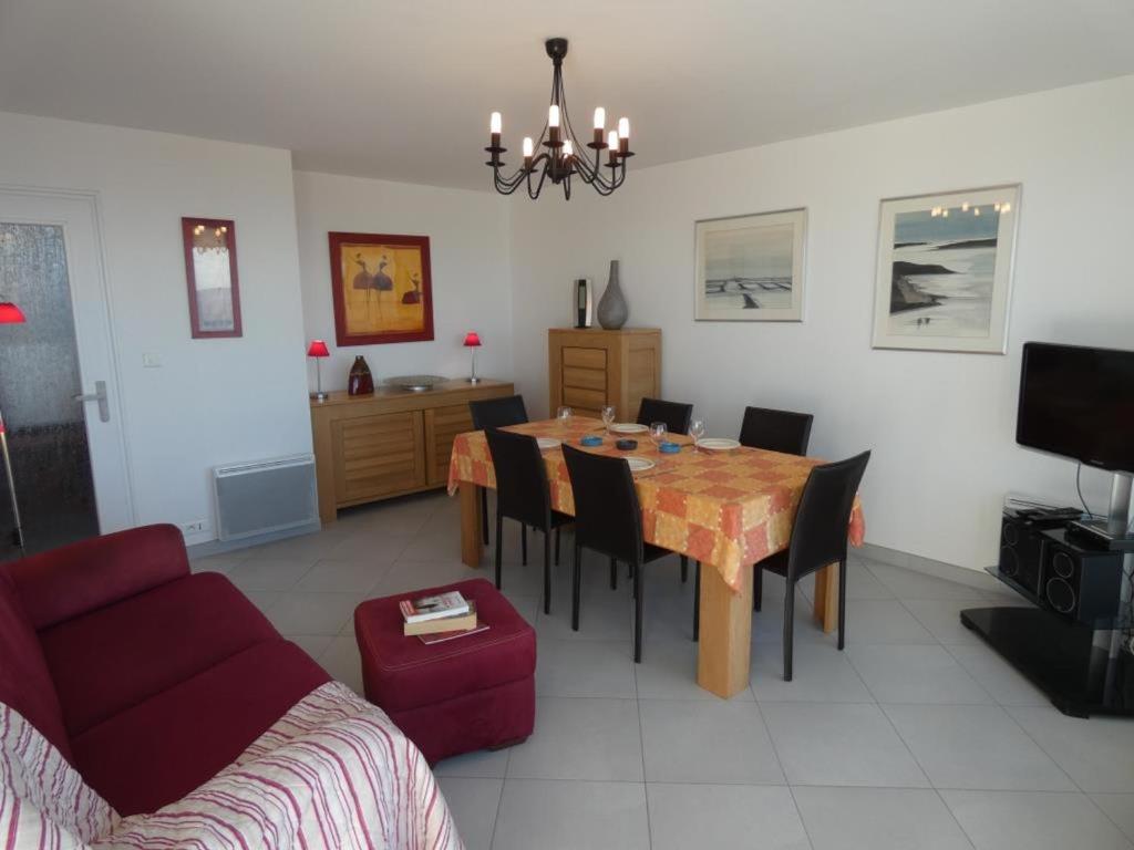 Televízia a/alebo spoločenská miestnosť v ubytovaní Notre-Dame-de-Monts - Appartement 58m² avec 2 chambres, parking, balcon - 4 personnes - FR-1-540-243