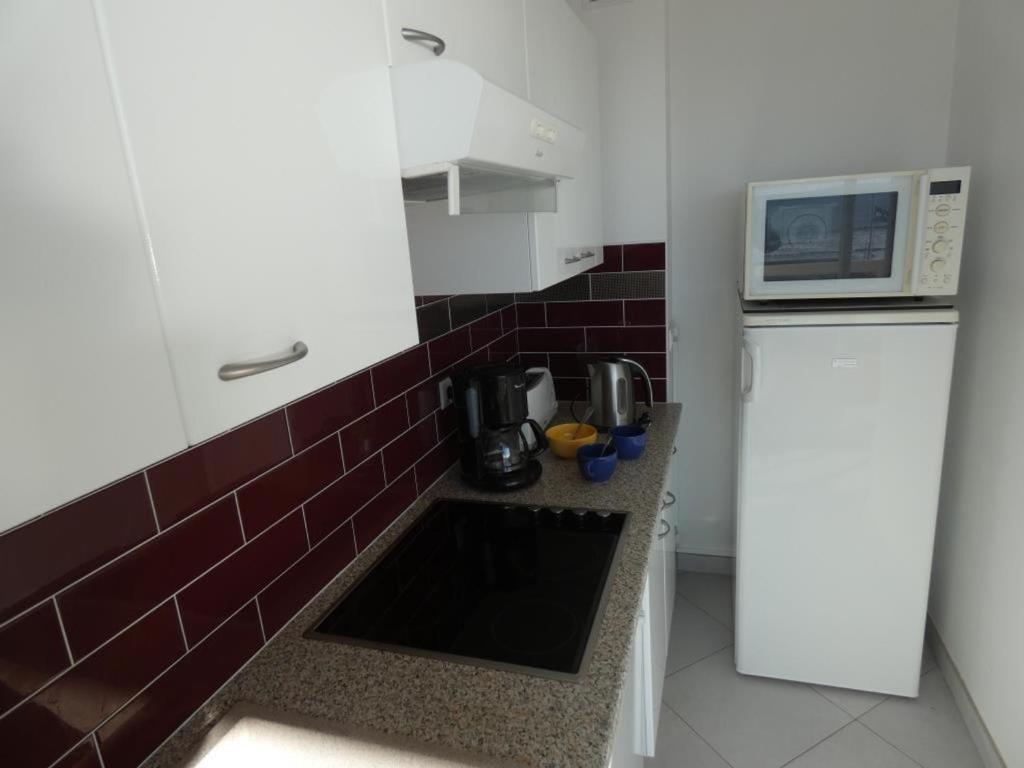 Kuchyňa alebo kuchynka v ubytovaní Notre-Dame-de-Monts - Appartement 58m² avec 2 chambres, parking, balcon - 4 personnes - FR-1-540-243