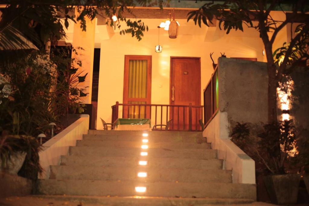 eine Treppe, die zu einem Haus mit einer Tür führt in der Unterkunft Green View Weligama in Weligama