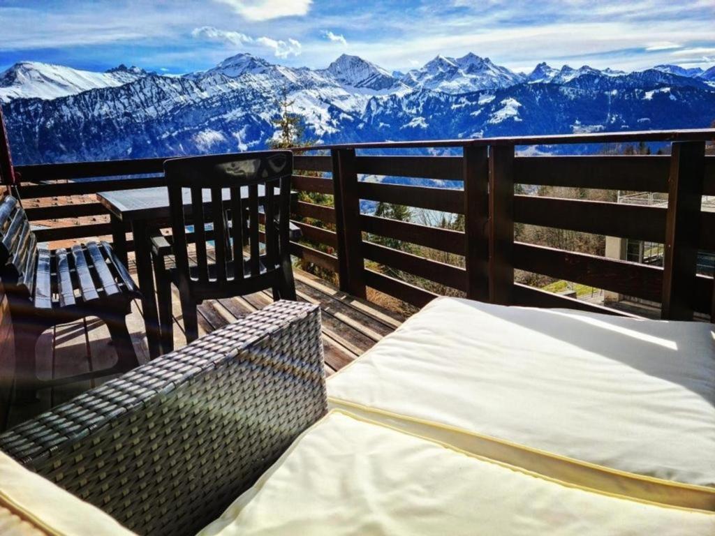 Bett auf einem Balkon mit Bergblick in der Unterkunft Chalet Lilo 4 Zimmer big view in Beatenberg