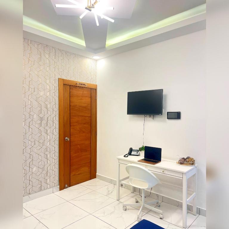 TV a/nebo společenská místnost v ubytování 5 Star Villa minutes from Airport and Beaches