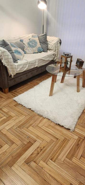 salon z kanapą i białym dywanem w obiekcie Moderno y Acogedor w mieście Mar del Plata