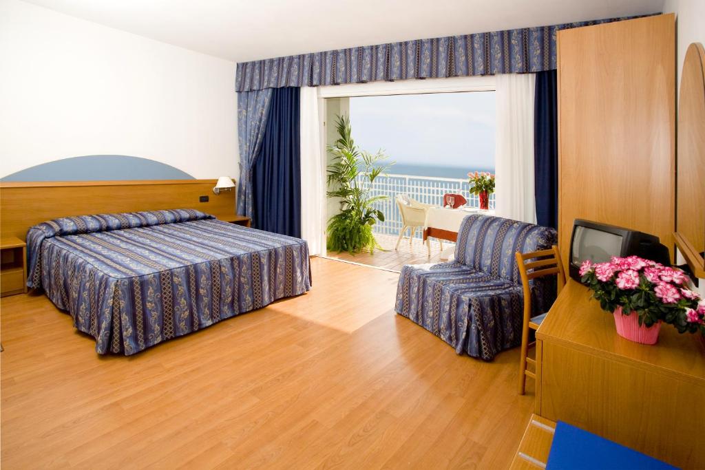 Postel nebo postele na pokoji v ubytování Hotel Adria sul Mare
