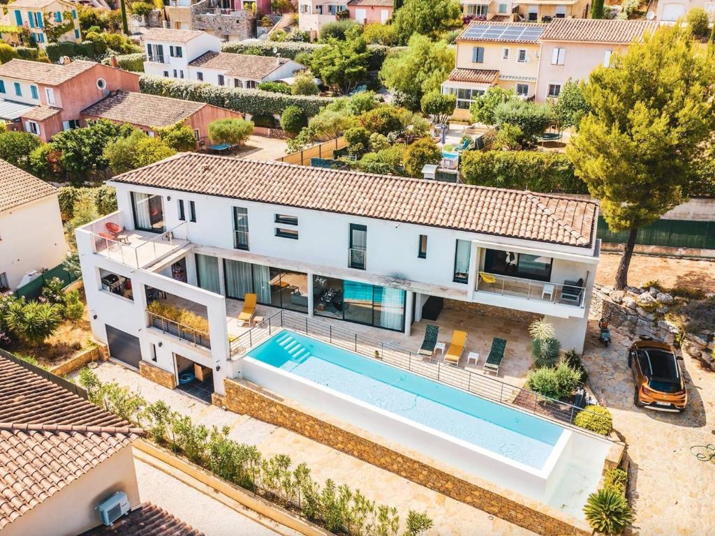 une vue aérienne d'une maison avec piscine dans l'établissement Villa Familiale avec Piscine, 4 Chambres, BBQ et Clim à La Cadière-d'Azur - FR-1-770-21, à Laouque