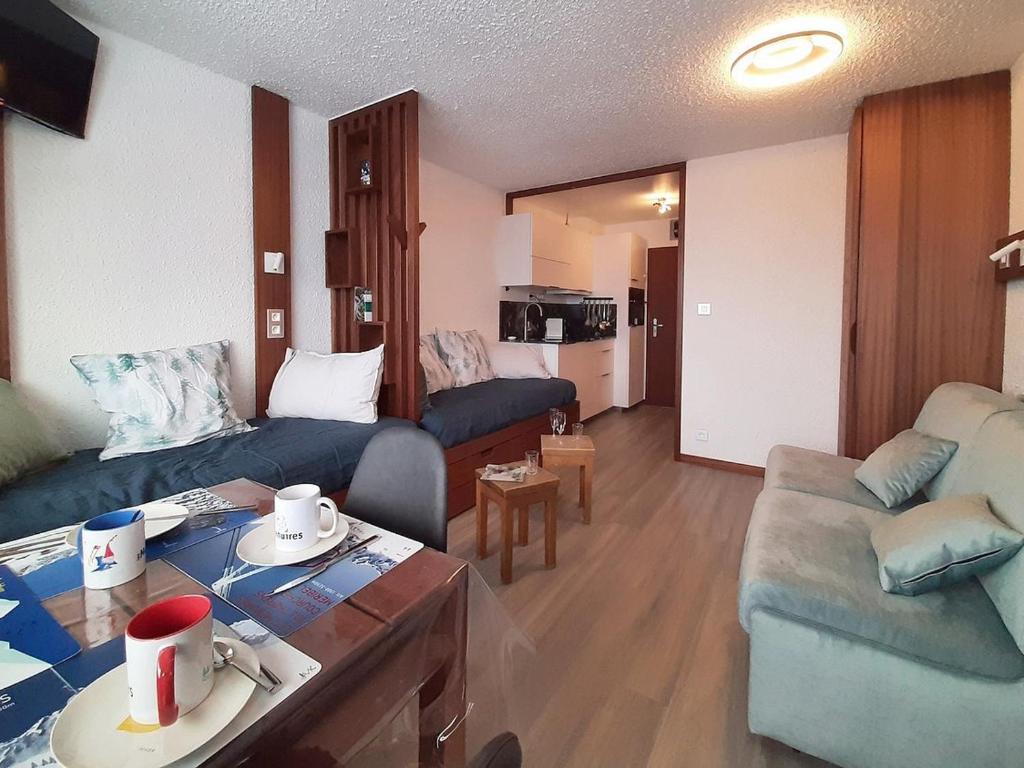un salon avec un canapé et une table dans l'établissement Studio Rénové 3p · Pied des Pistes · Balcon Sud/Ouest · 3 Flocons Or - FR-1-344-1206, aux Menuires