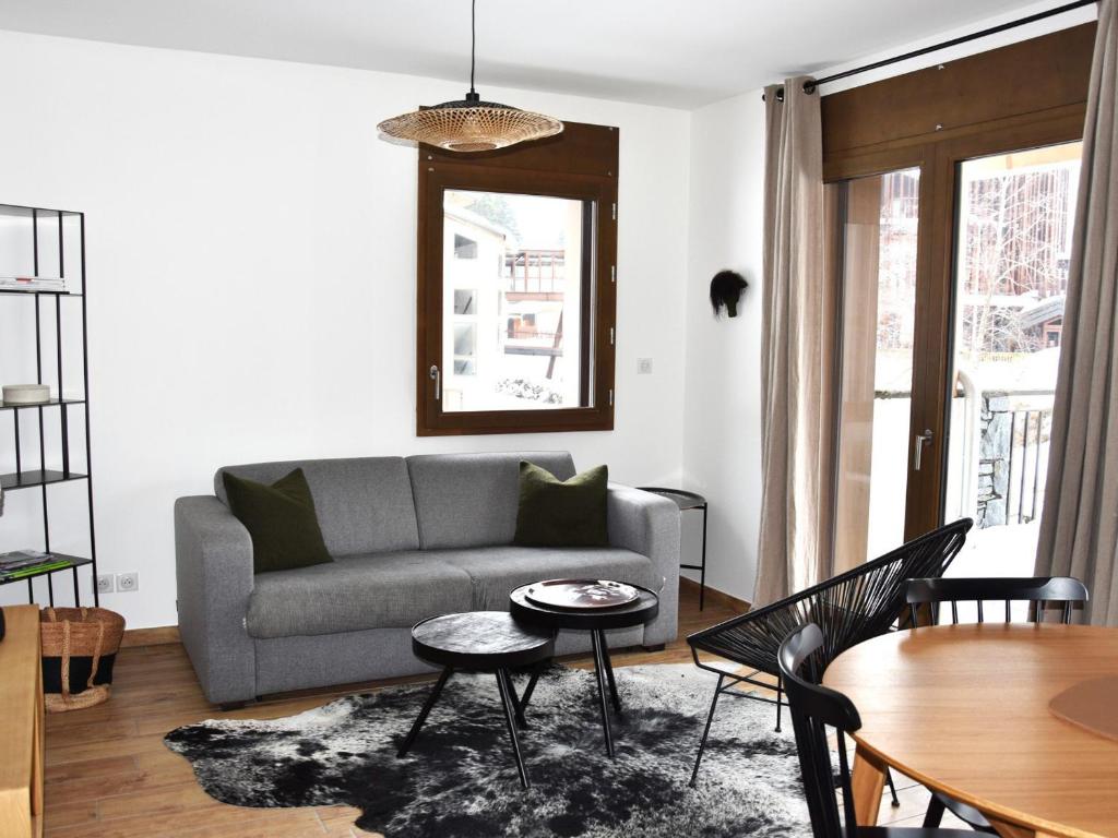 un salon avec un canapé et une table dans l'établissement Appartement récent, terrasse spacieuse, proche centre & téléphérique - FR-1-464-225, à Pralognan-la-Vanoise