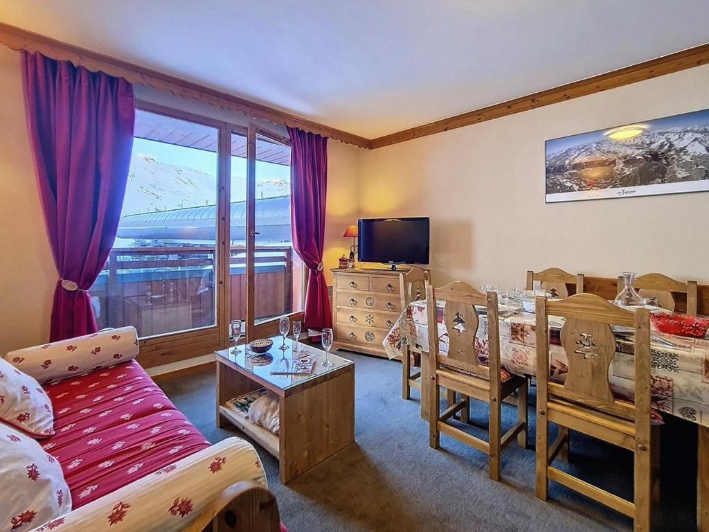 a living room with a bedroom with a view at Grand appartement 3 pièces · Pied des pistes · Balcon · Wifi - FR-1-344-1205 in Les Bruyères