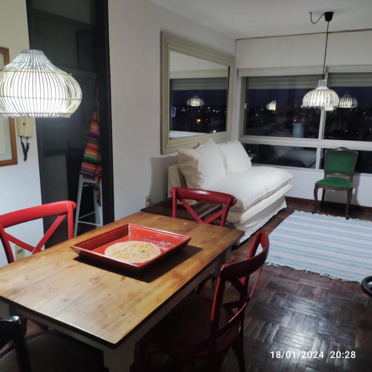 ein Wohnzimmer mit einem Tisch und einem Sofa in der Unterkunft Inmejorable salto centro in Salto