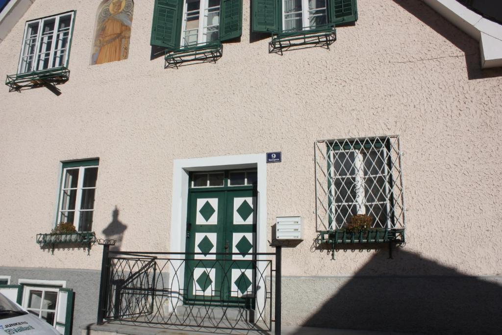 um edifício com uma porta verde e janelas verdes em Altstadt Apartment Melk em Melk