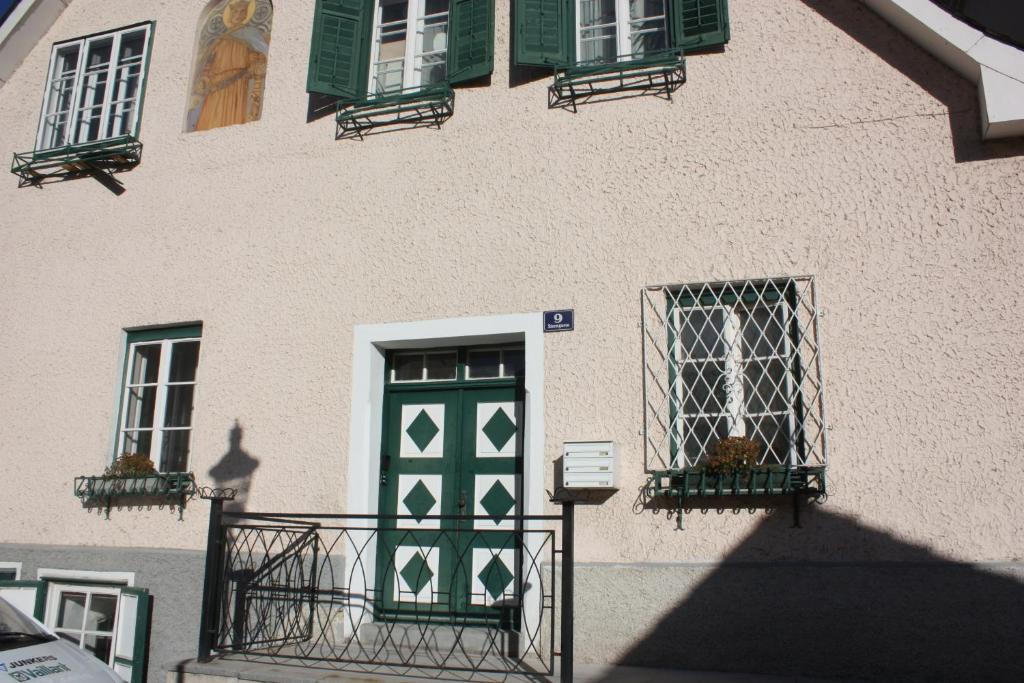 a building with a green door and green windows at Altstadt Apartment Melk in Melk