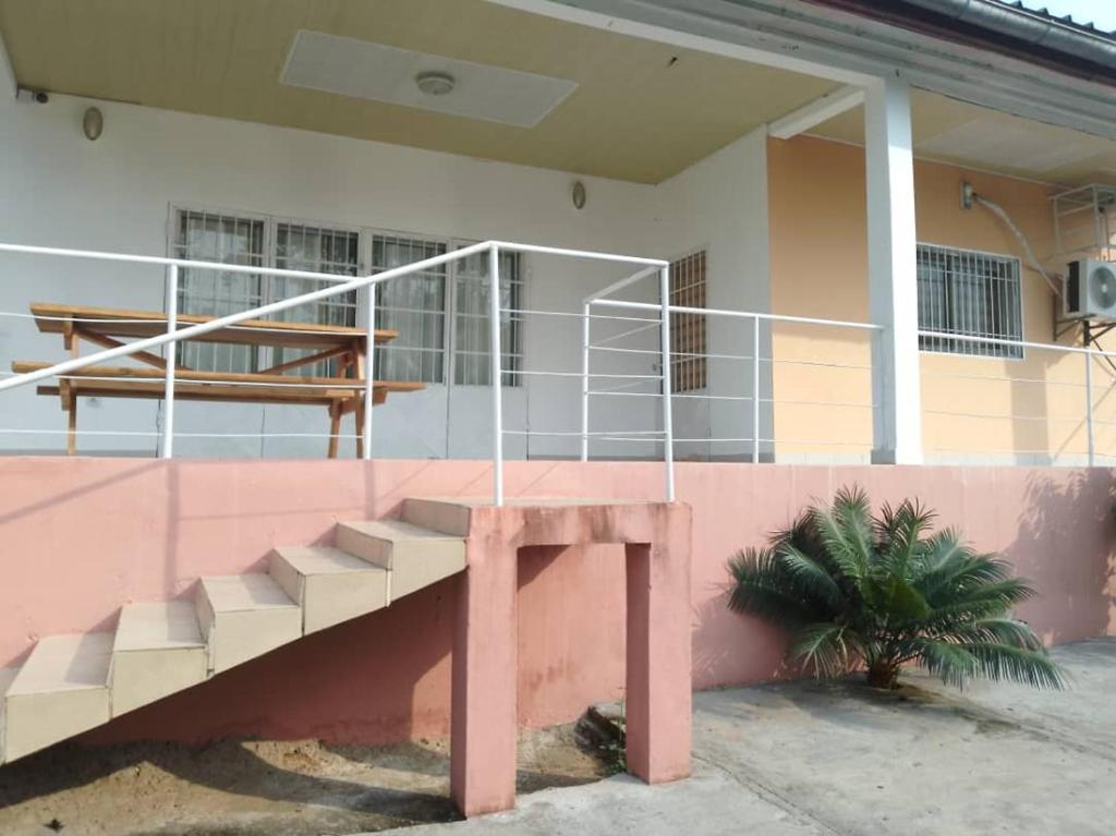 ein Haus mit einer Treppe davor in der Unterkunft Residence Mindja in Kribi